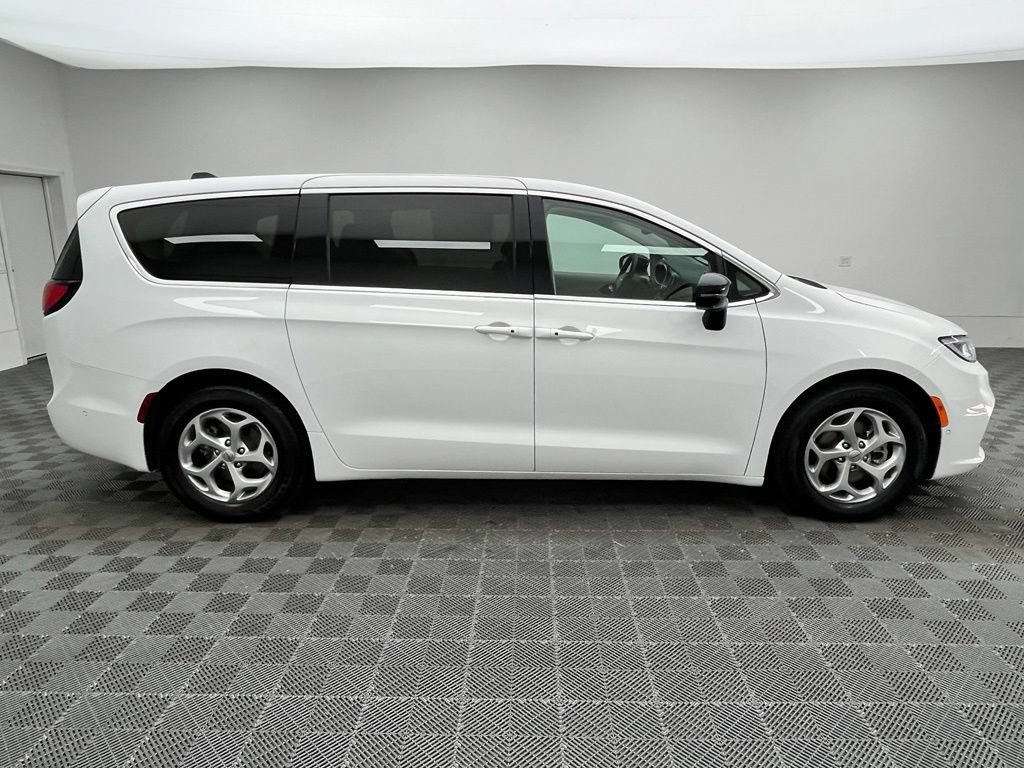 Used 2024 Chrysler Pacifica Limited FWD image 8