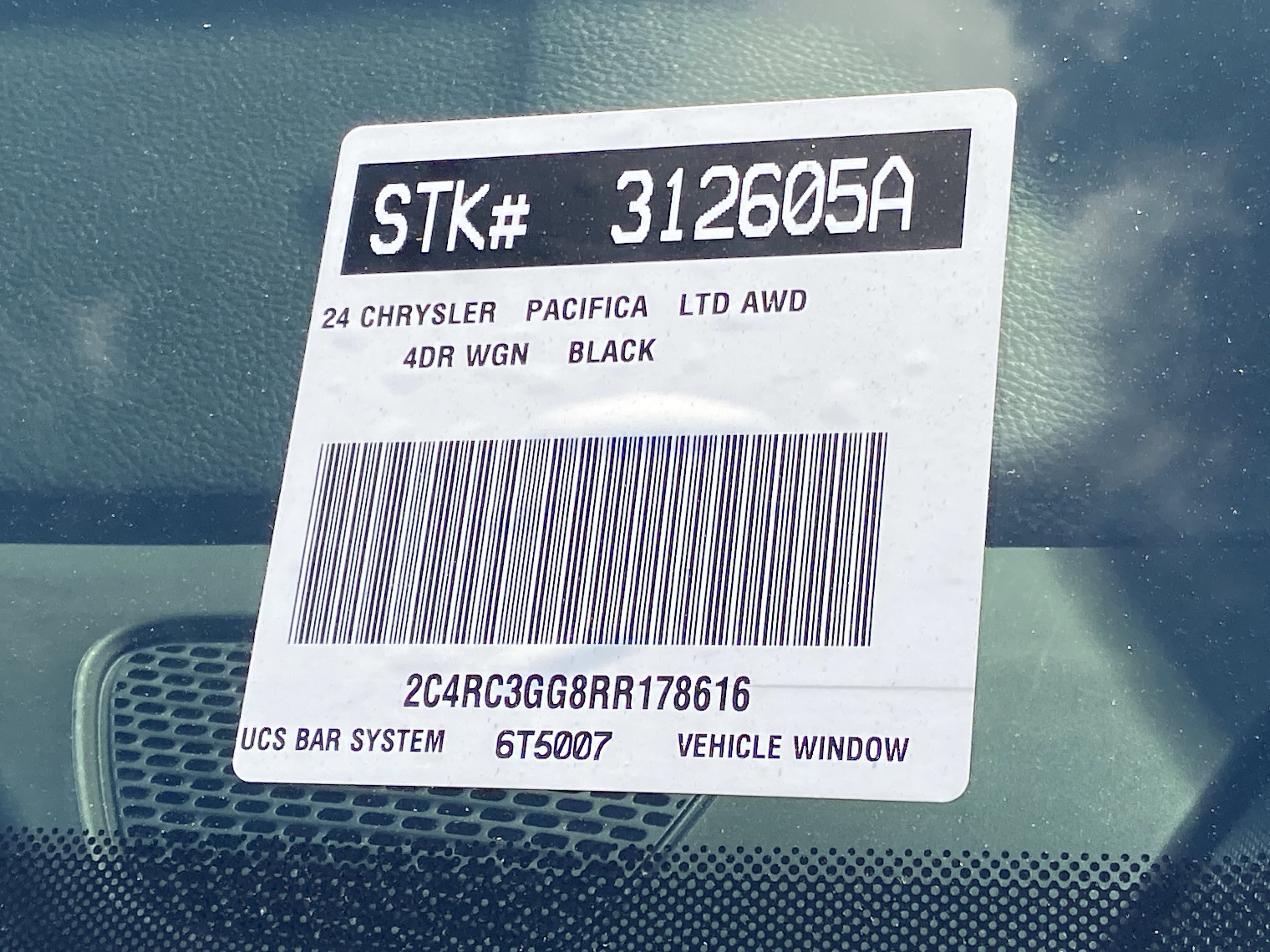 Used 2024 Chrysler Pacifica Limited w/ Uconnect Theater Family Group image 33