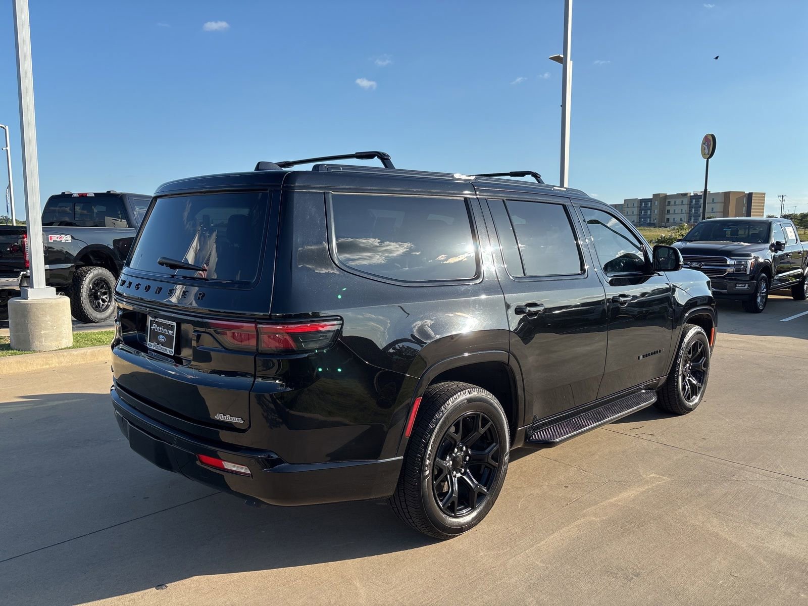 Used 2023 Jeep Wagoneer Series II AWD/4WD image 6