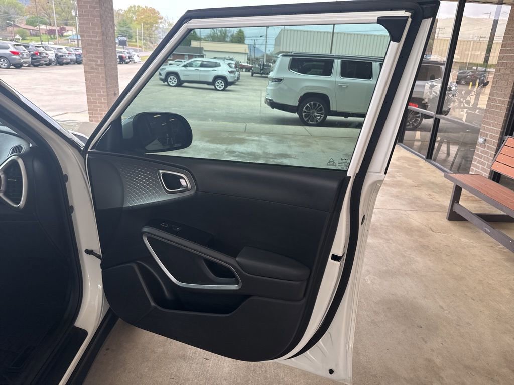 Used 2022 Kia Soul LX w/ Technology Package image 18