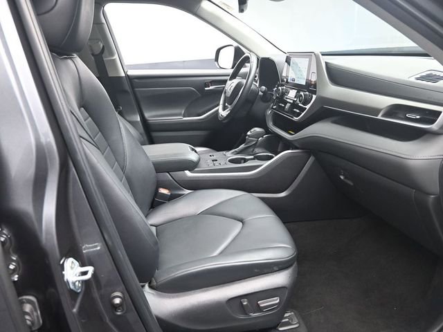 Used 2024 Toyota Highlander XLE FWD image 29