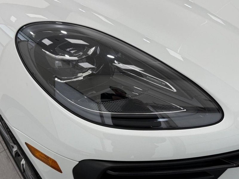 Certified 2025 Porsche Macan AWD/4WD image 12