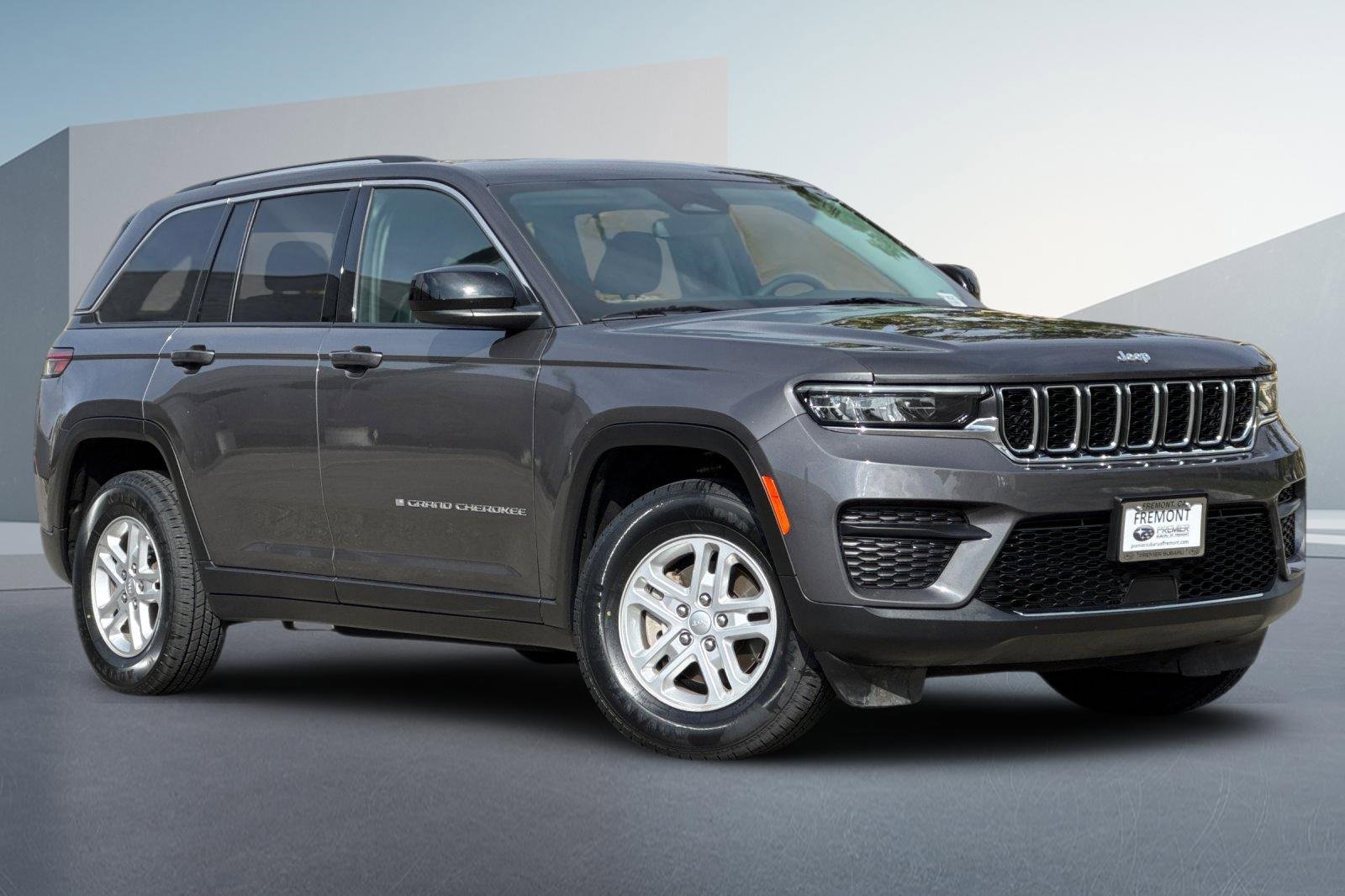 Used 2023 Jeep Grand Cherokee Laredo image 2