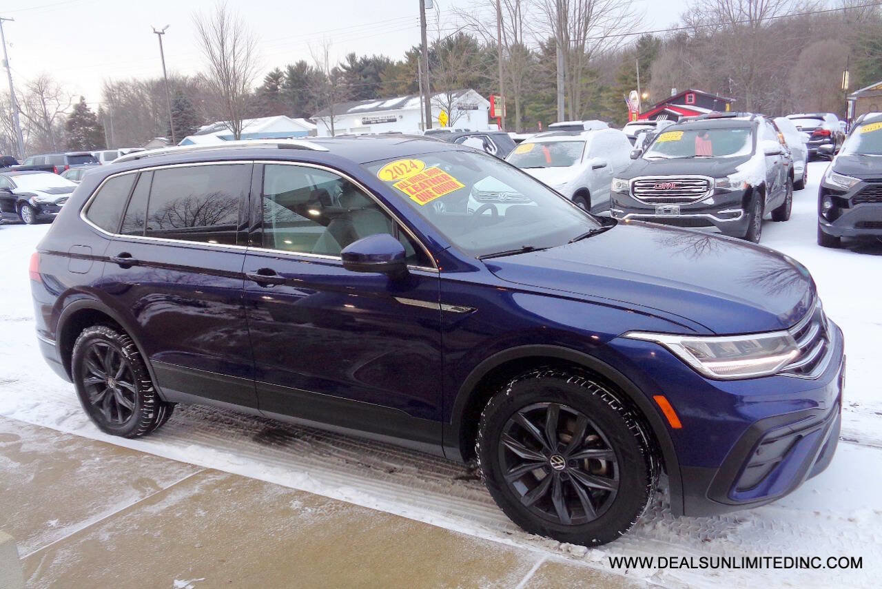 Used 2024 Volkswagen Tiguan SE image 2