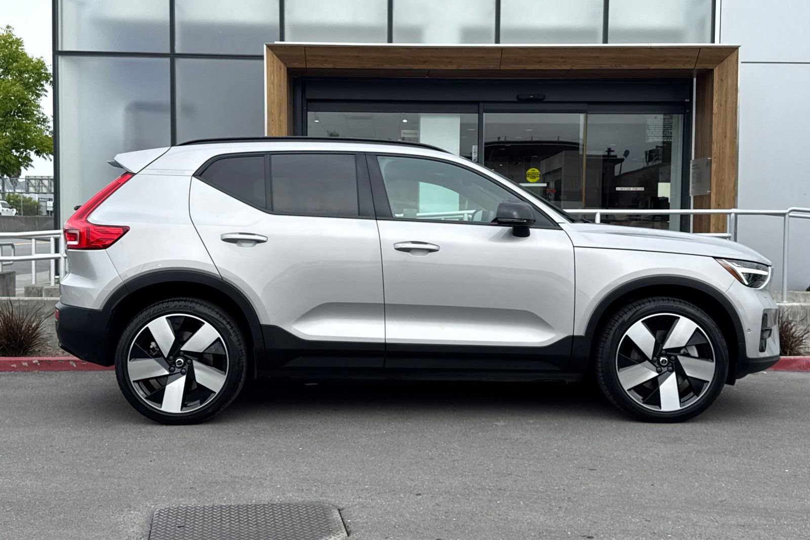 Certified 2023 Volvo XC40 Recharge Ultimate w/ Protection Package Premier AWD/4WD image 9
