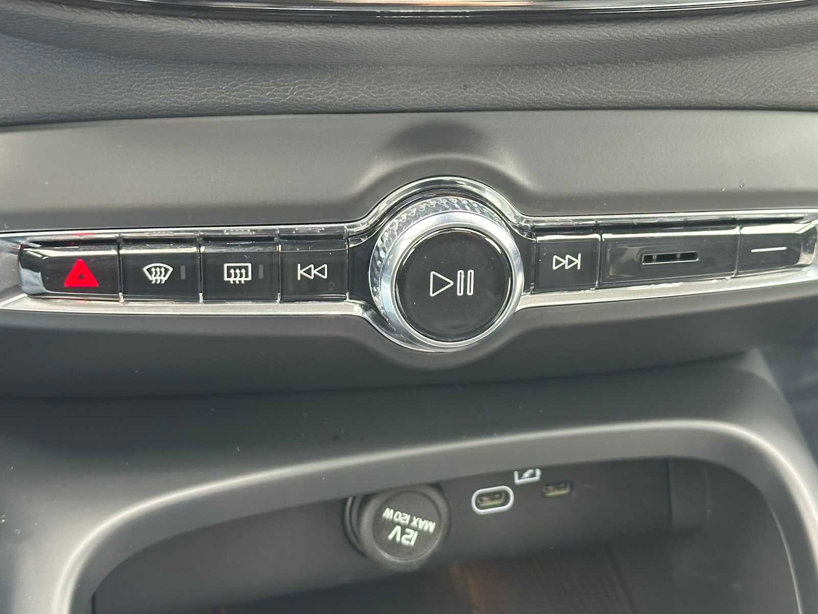 Used 2025 Volvo XC40 B5 Plus w/ Climate Package image 28