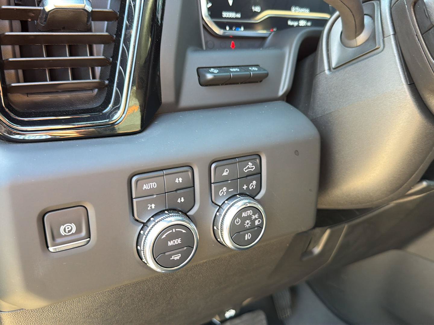 Used 2025 GMC Sierra 2500 AT4 w/ AT4 Premium Plus Package AWD/4WD image 23