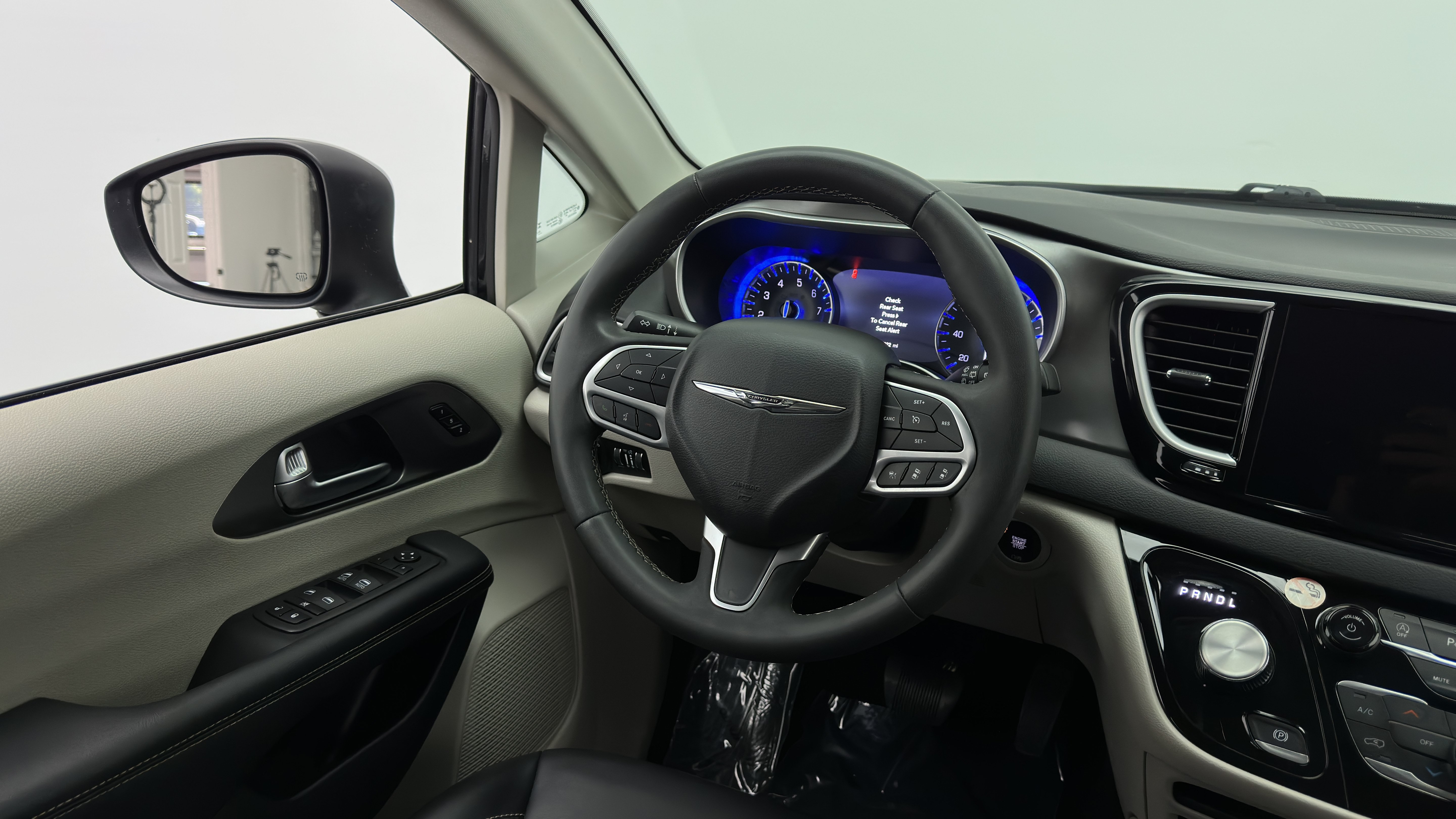 Used 2023 Chrysler Pacifica Touring-L FWD image 28