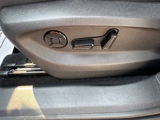 Used 2025 Volkswagen Tiguan SE AWD/4WD image 18