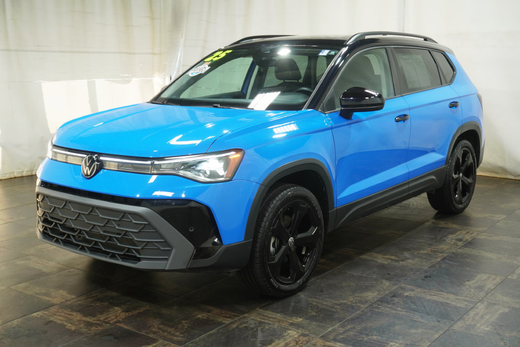 Used 2025 Volkswagen Taos SE AWD/4WD image 2