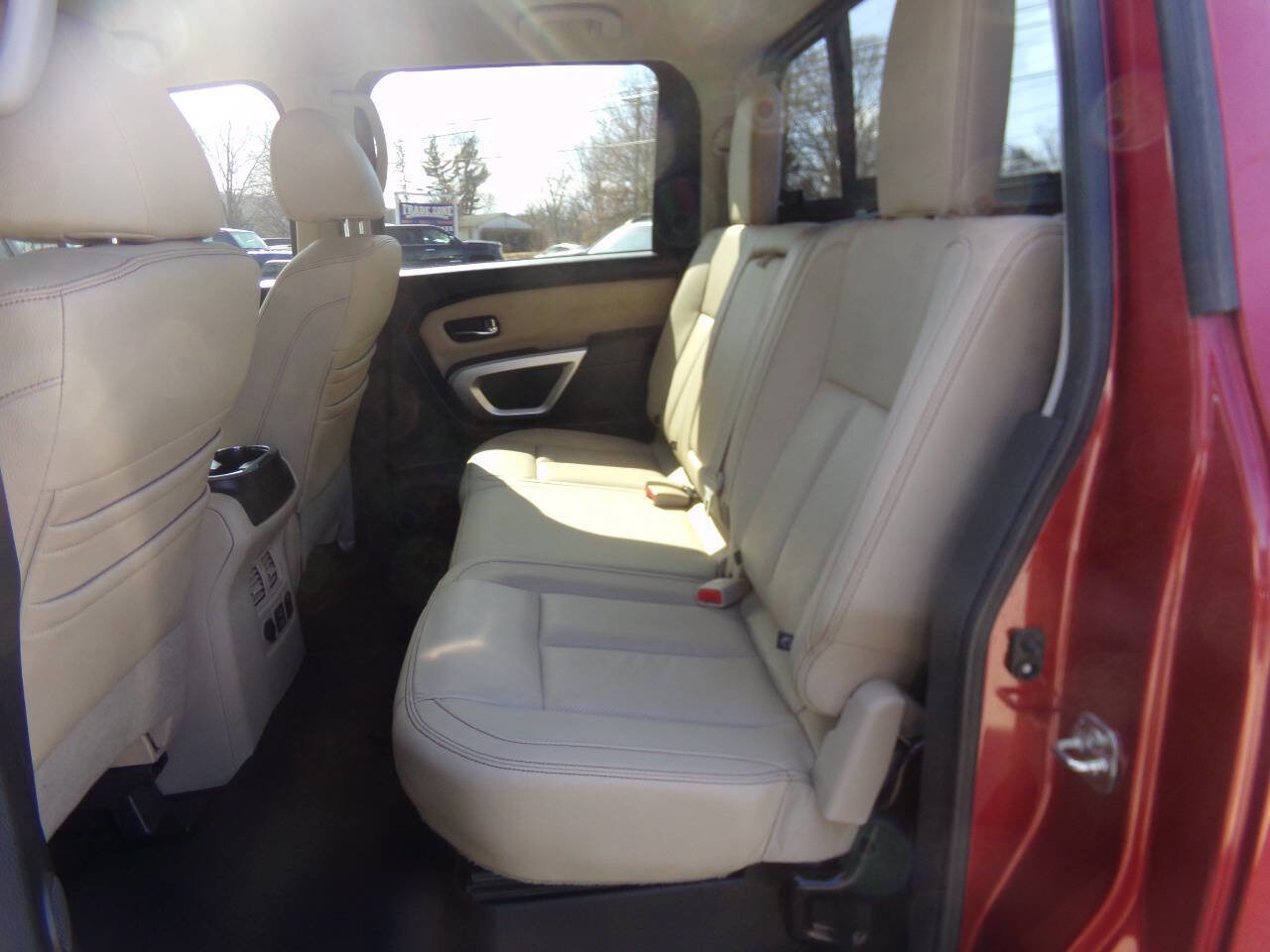 Used 2019 Nissan Titan SL image 43