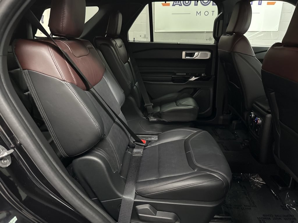 Used 2024 Ford Explorer Platinum w/ Technology Package AWD/4WD image 37