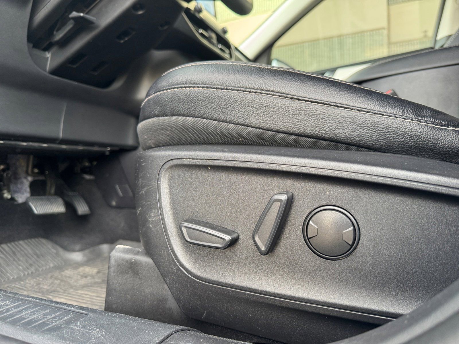 Used 2022 Ford Escape SEL image 18