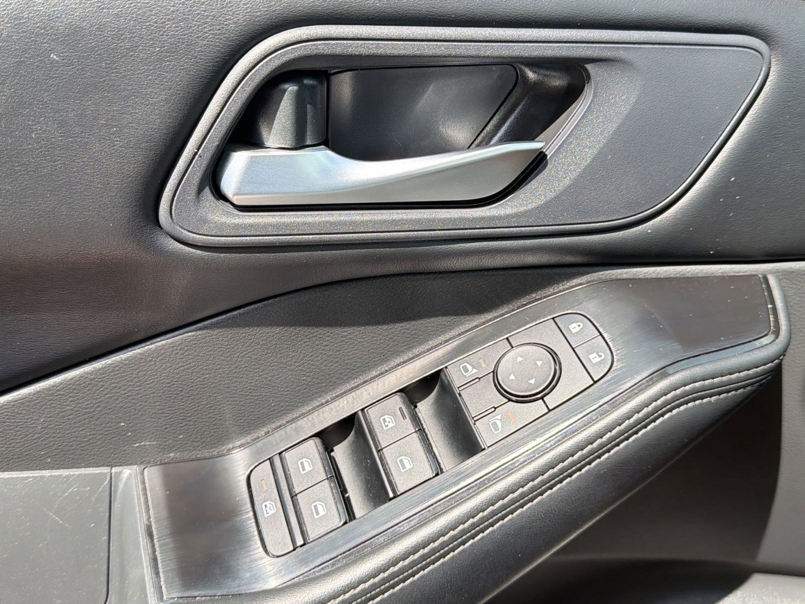 Used 2025 Nissan Rogue SV image 13