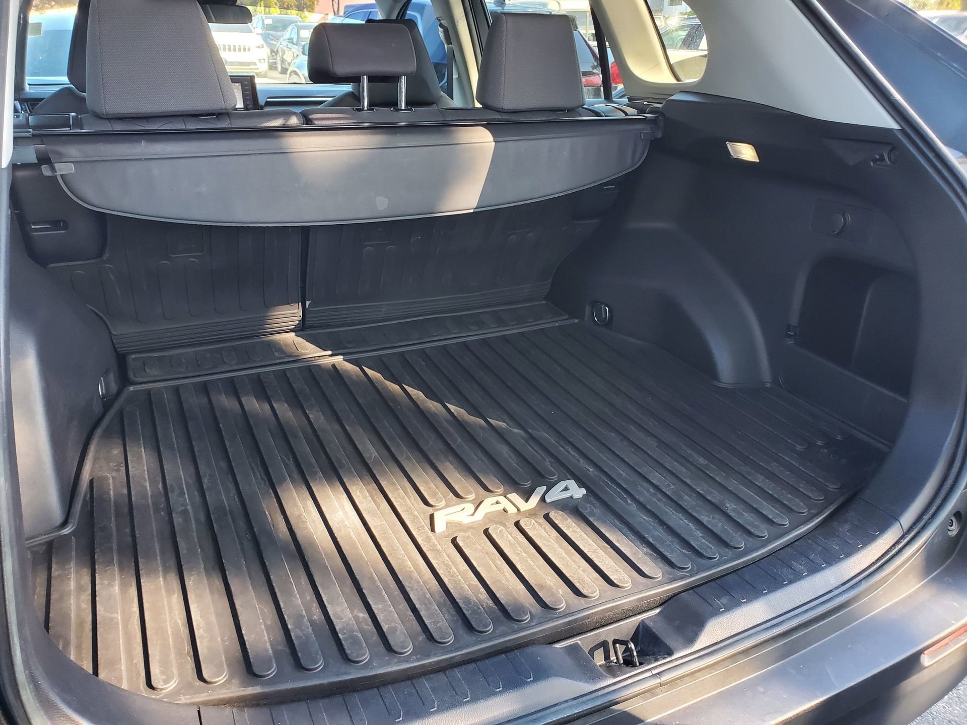 Used 2022 Toyota RAV4 XLE image 5