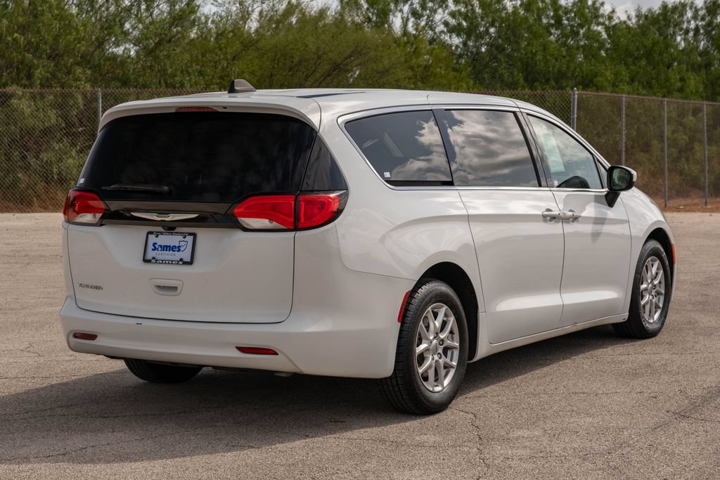 Used 2023 Chrysler Voyager LX FWD image 8