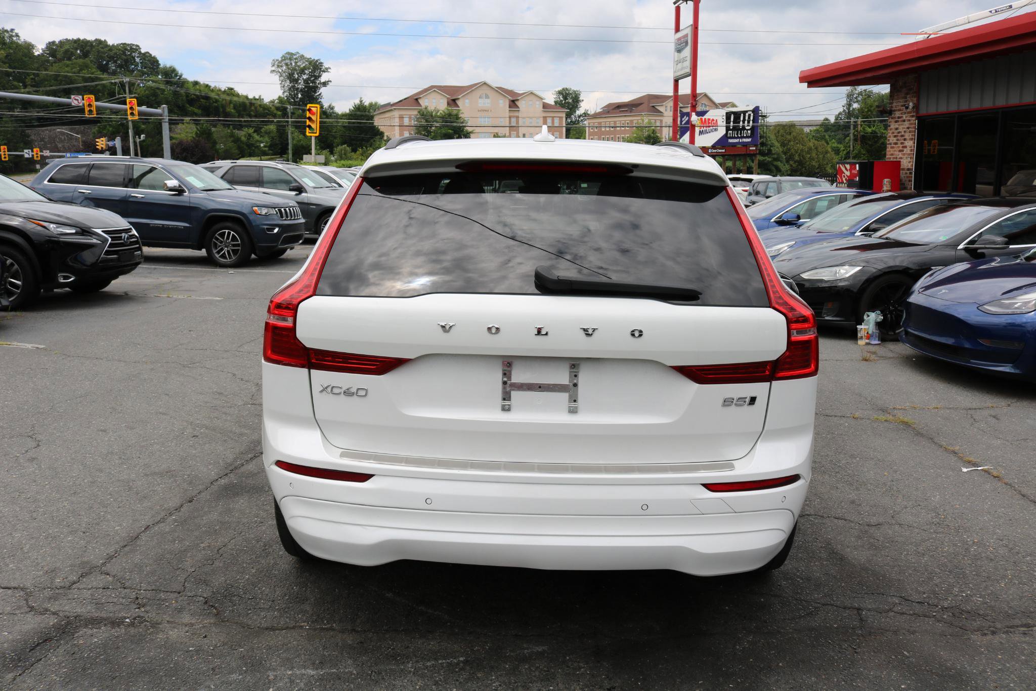 Used 2022 Volvo XC60 B5 Momentum AWD/4WD image 3