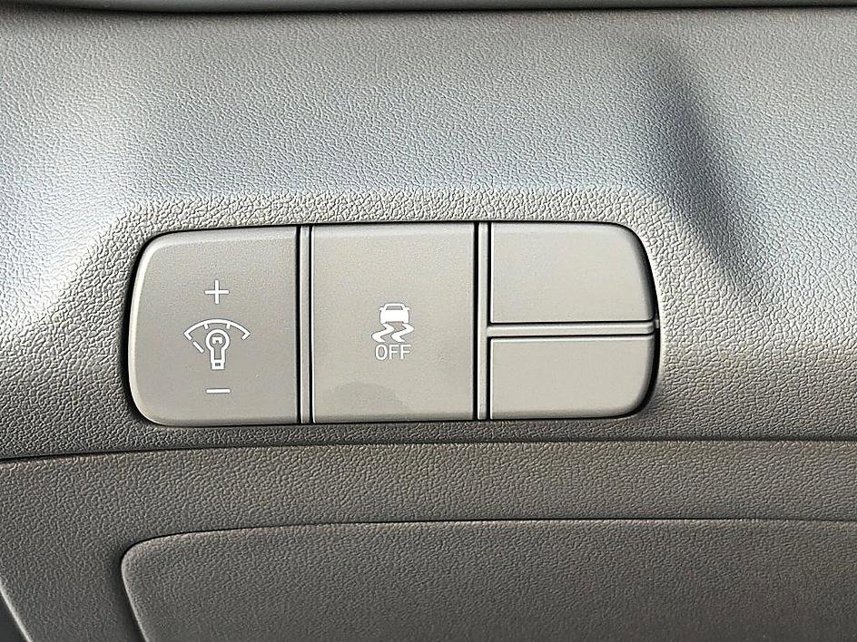 Certified 2025 Hyundai Elantra SEL image 17