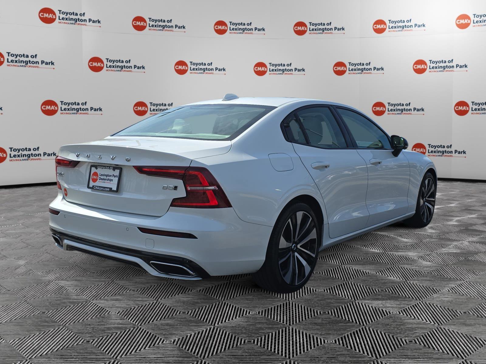Used 2022 Volvo S60 B5 Momentum w/ Advanced Package image 7