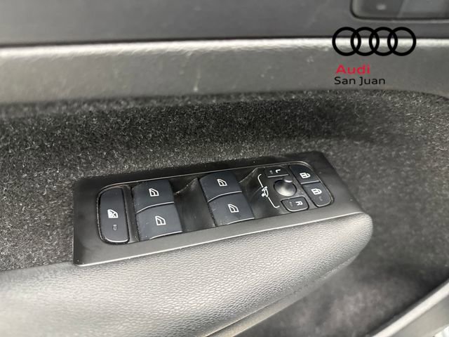 Used 2022 Volvo XC40 T4 R-Design w/ Advanced Package image 28