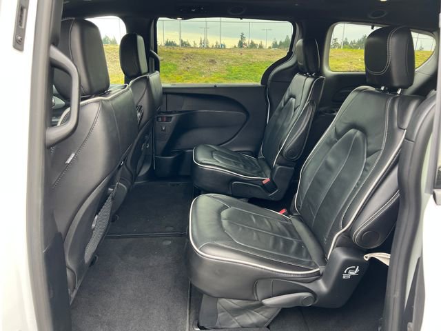 Used 2025 Chrysler Pacifica Limited image 19