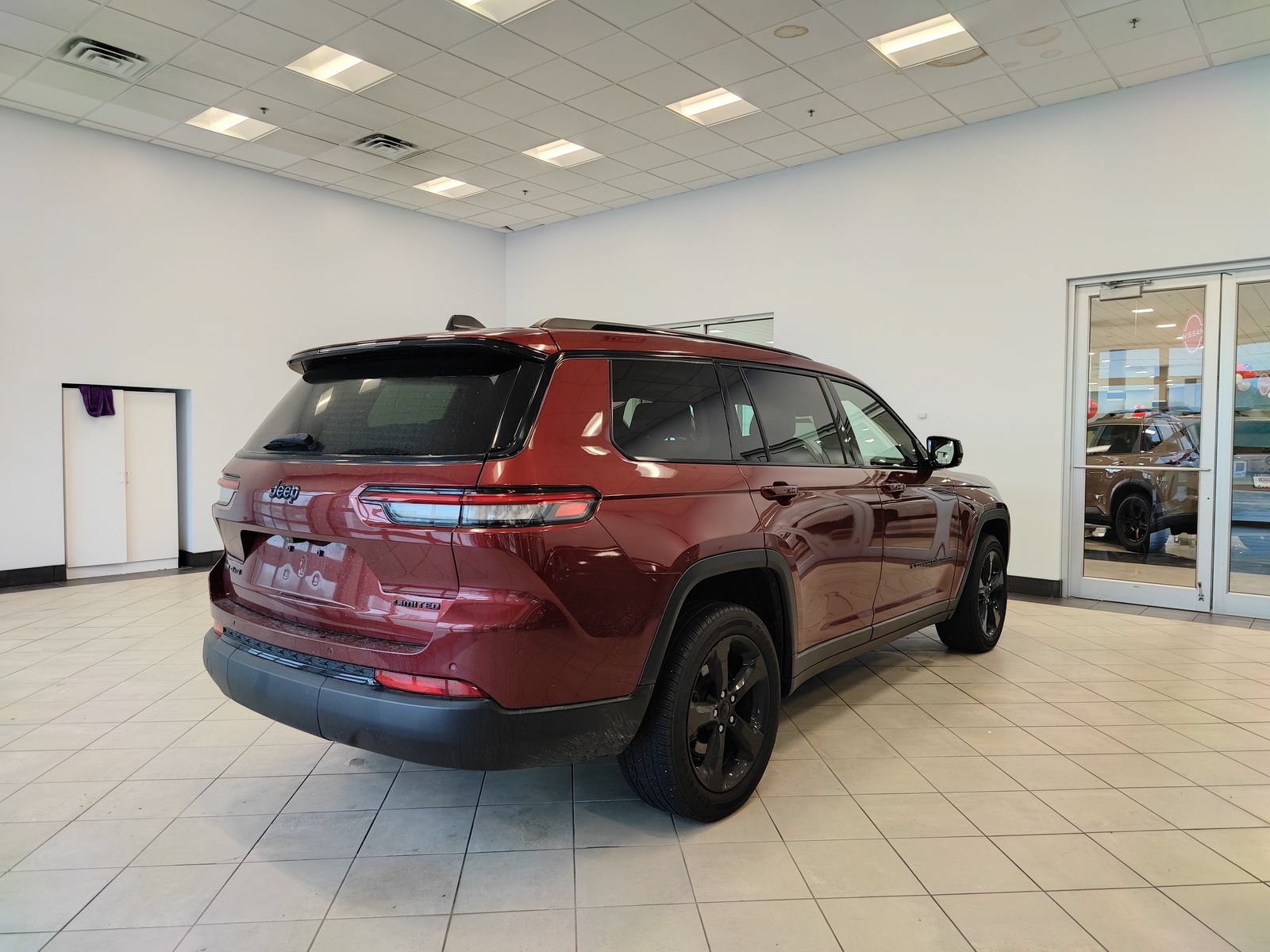 Used 2022 Jeep Grand Cherokee L Limited w/ Black Appearance Package AWD/4WD image 2