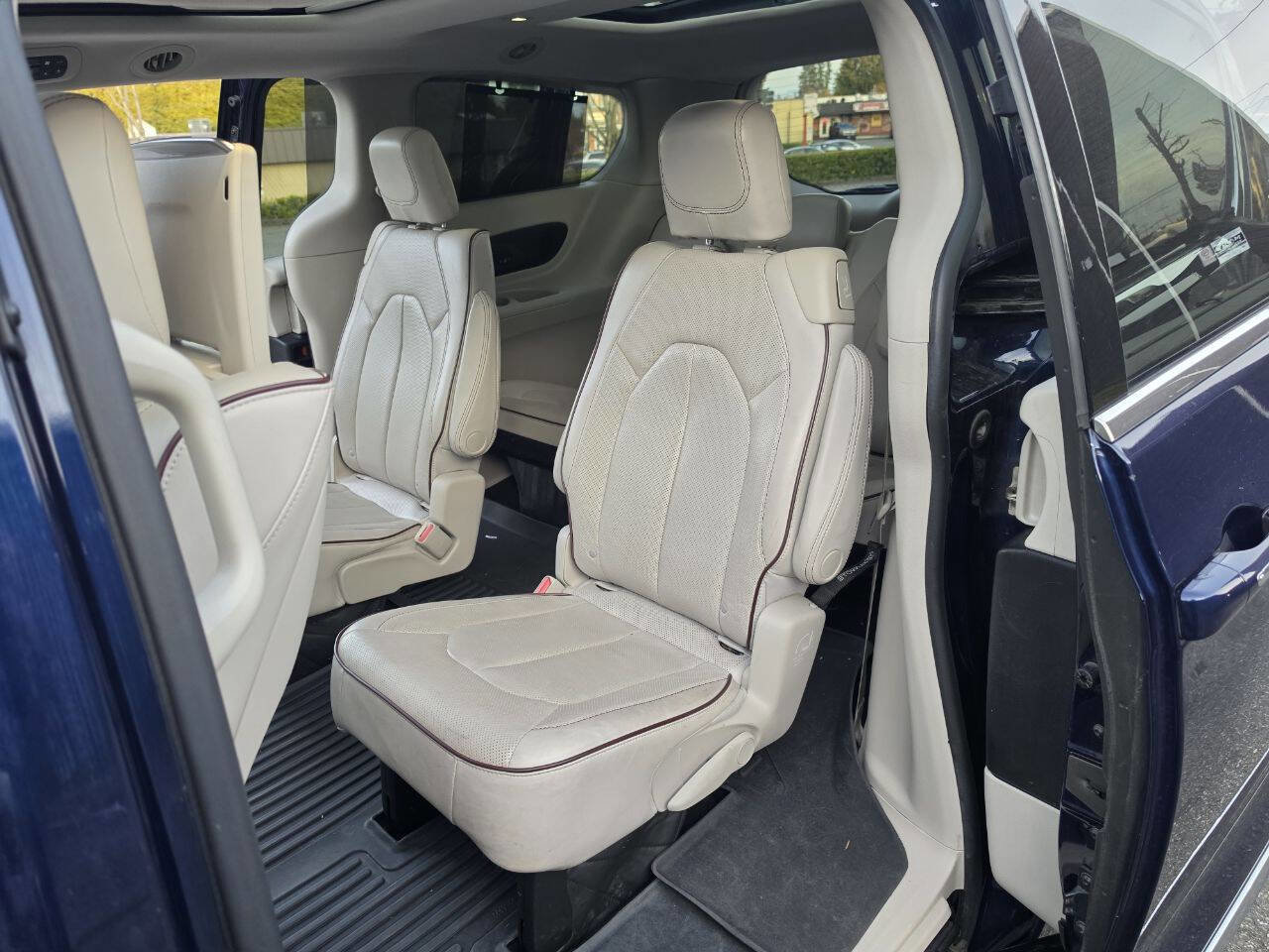 Used 2017 Chrysler Pacifica Limited w/ UConnect Theater Package FWD image 49
