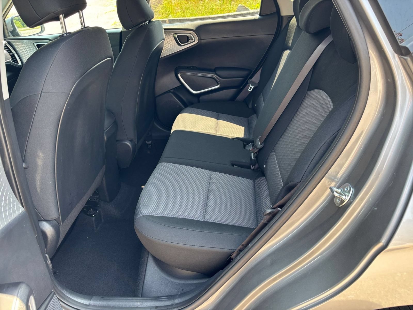 Used 2025 Kia Soul LX w/ LX Technology Package FWD image 22