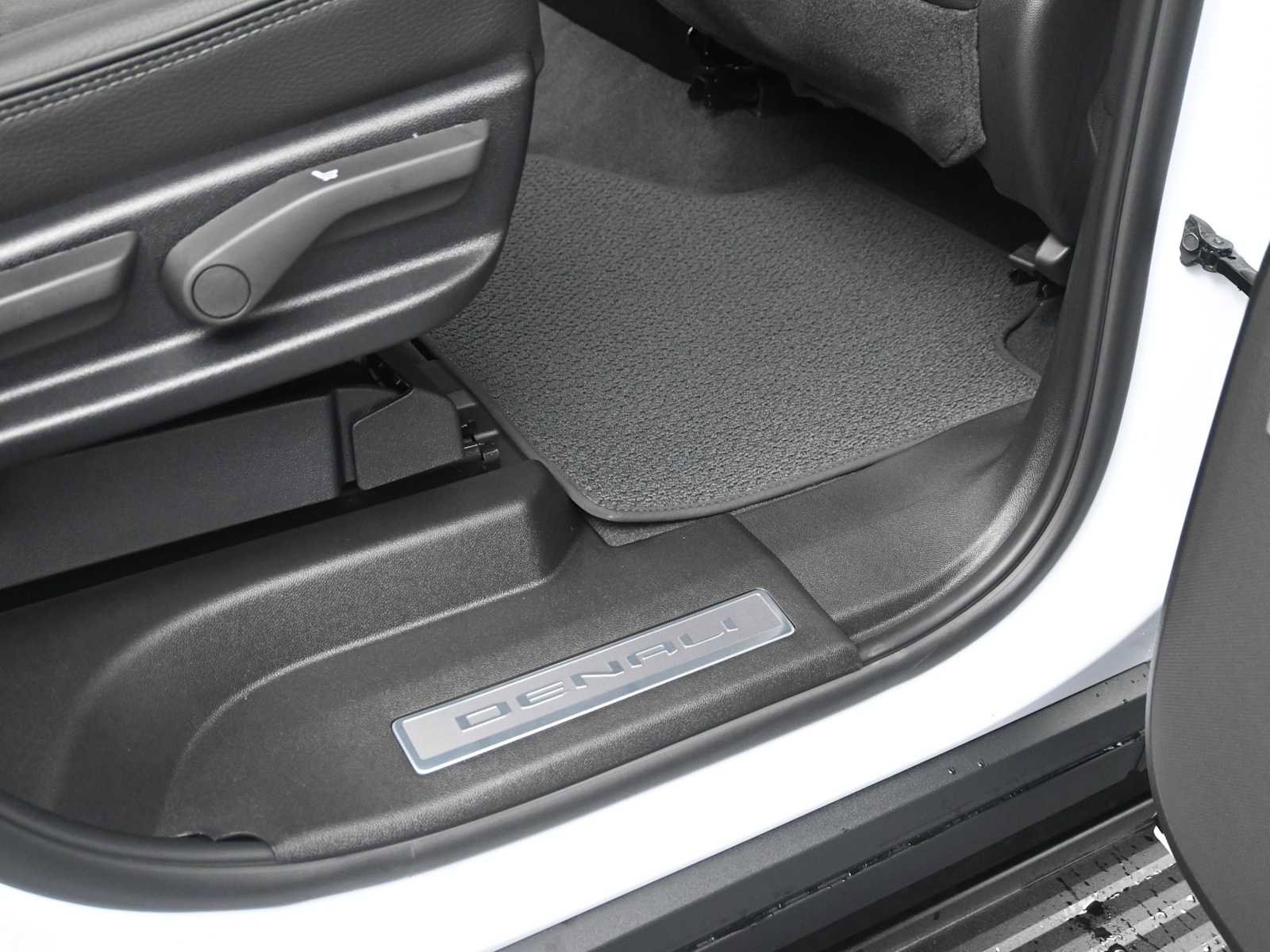 New 2026 GMC Yukon Denali w/ Denali Reserve Package image 17