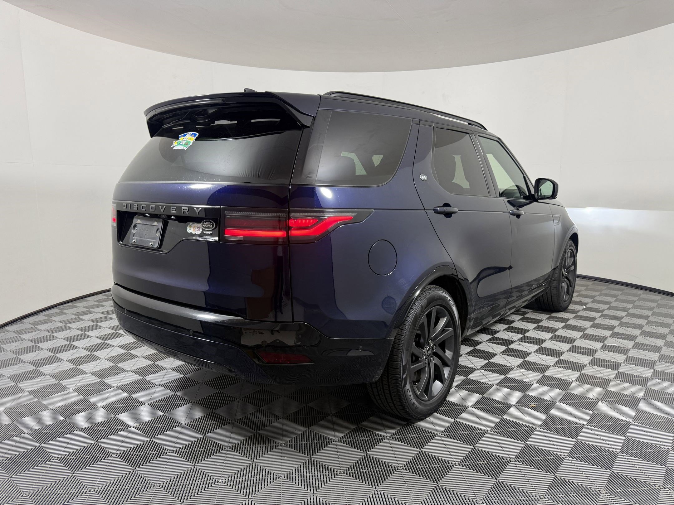 Used 2022 Land Rover Discovery S R-Dynamic image 9