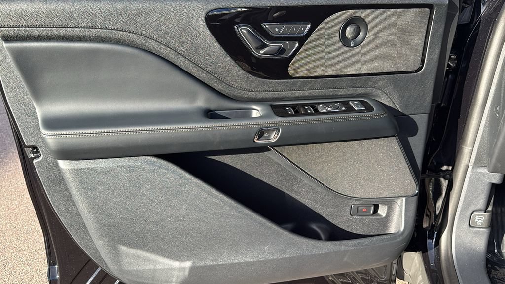New 2025 Lincoln Aviator AWD w/ Equipment Group 101A image 5