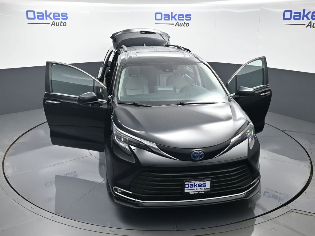 Used 2024 Toyota Sienna XLE image 59
