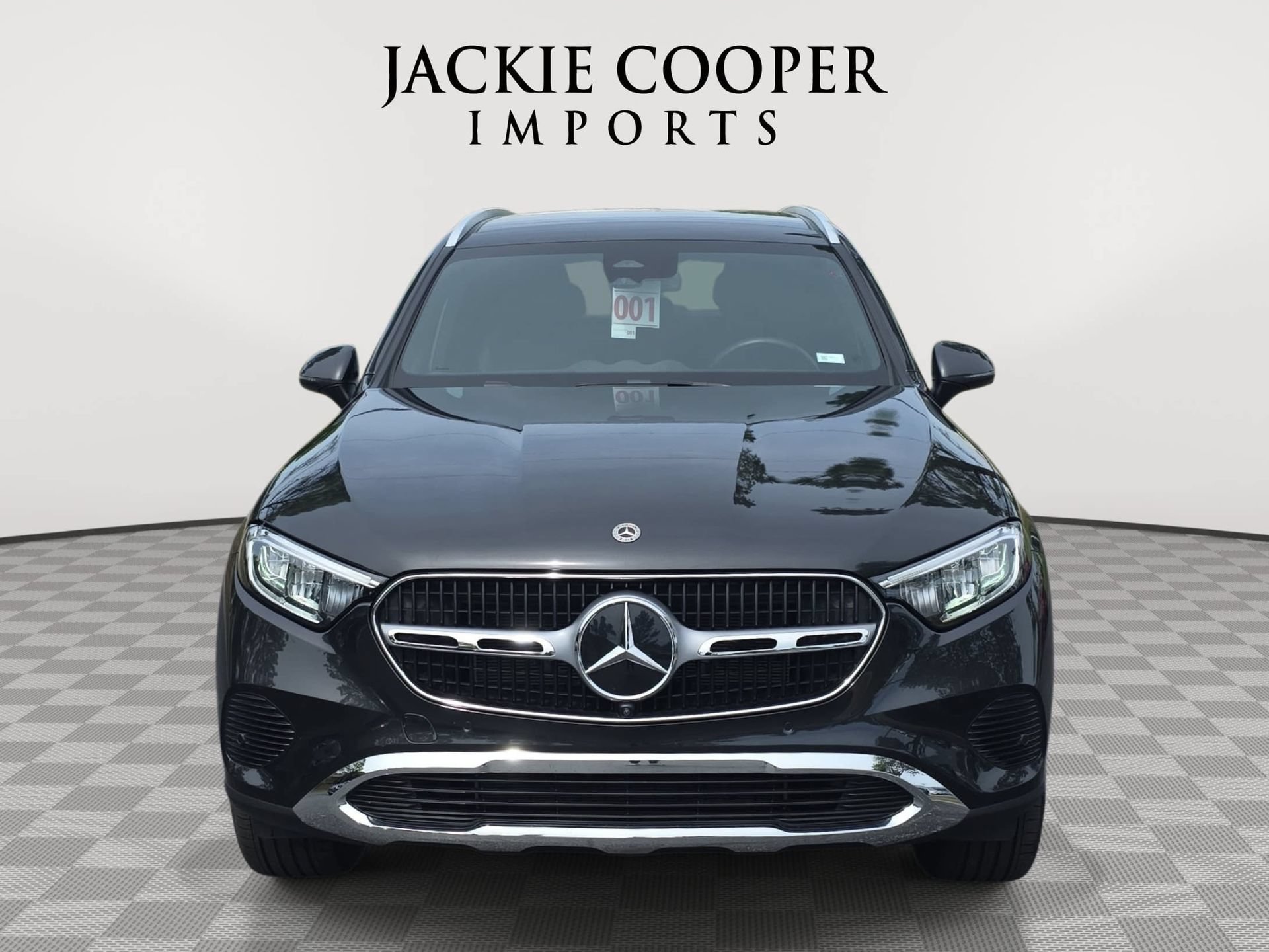 Used 2025 Mercedes-Benz GLC 300 4MATIC image 2