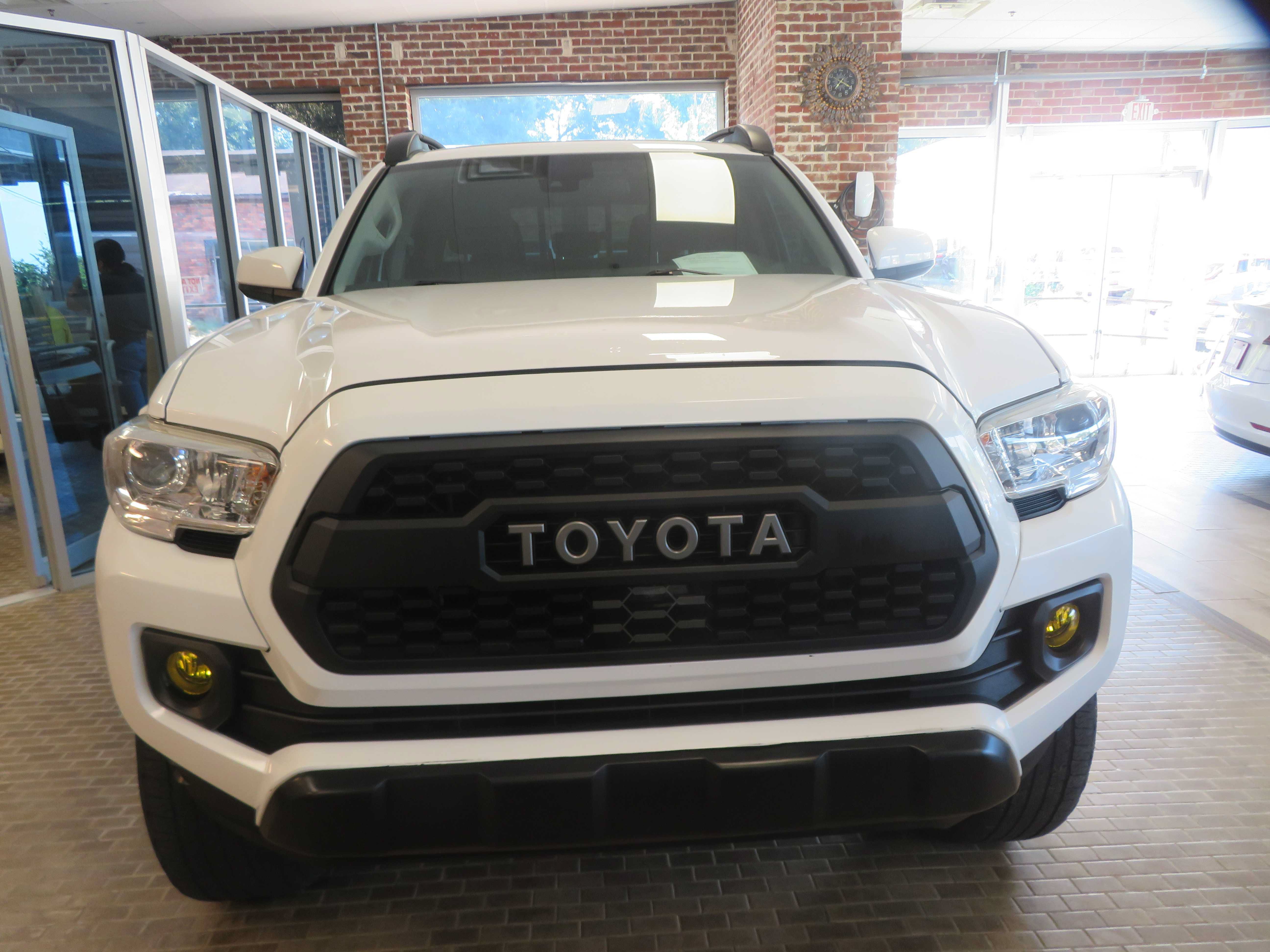 Used 2020 Toyota Tacoma SR AWD/4WD image 2