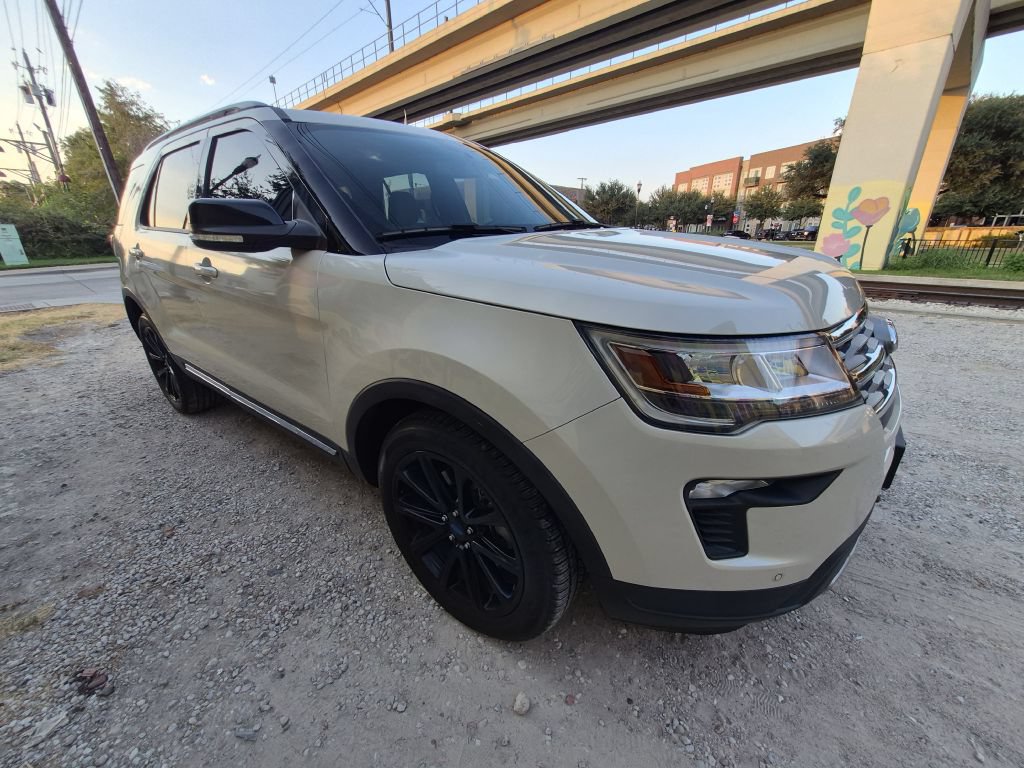 Used 2018 Ford Explorer XLT w/ Equipment Group 202A FWD image 4