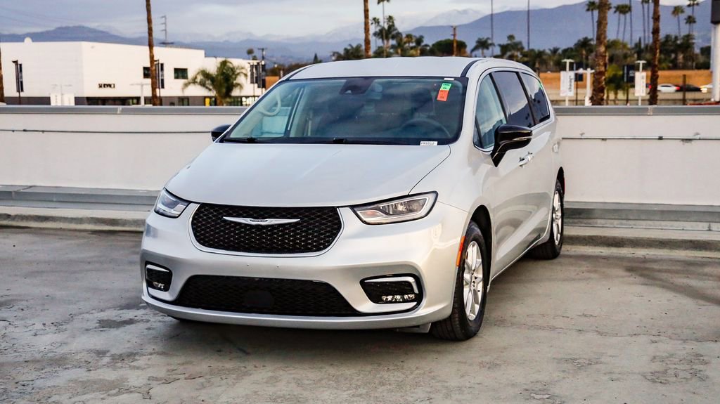 Certified 2024 Chrysler Pacifica Touring-L image 4