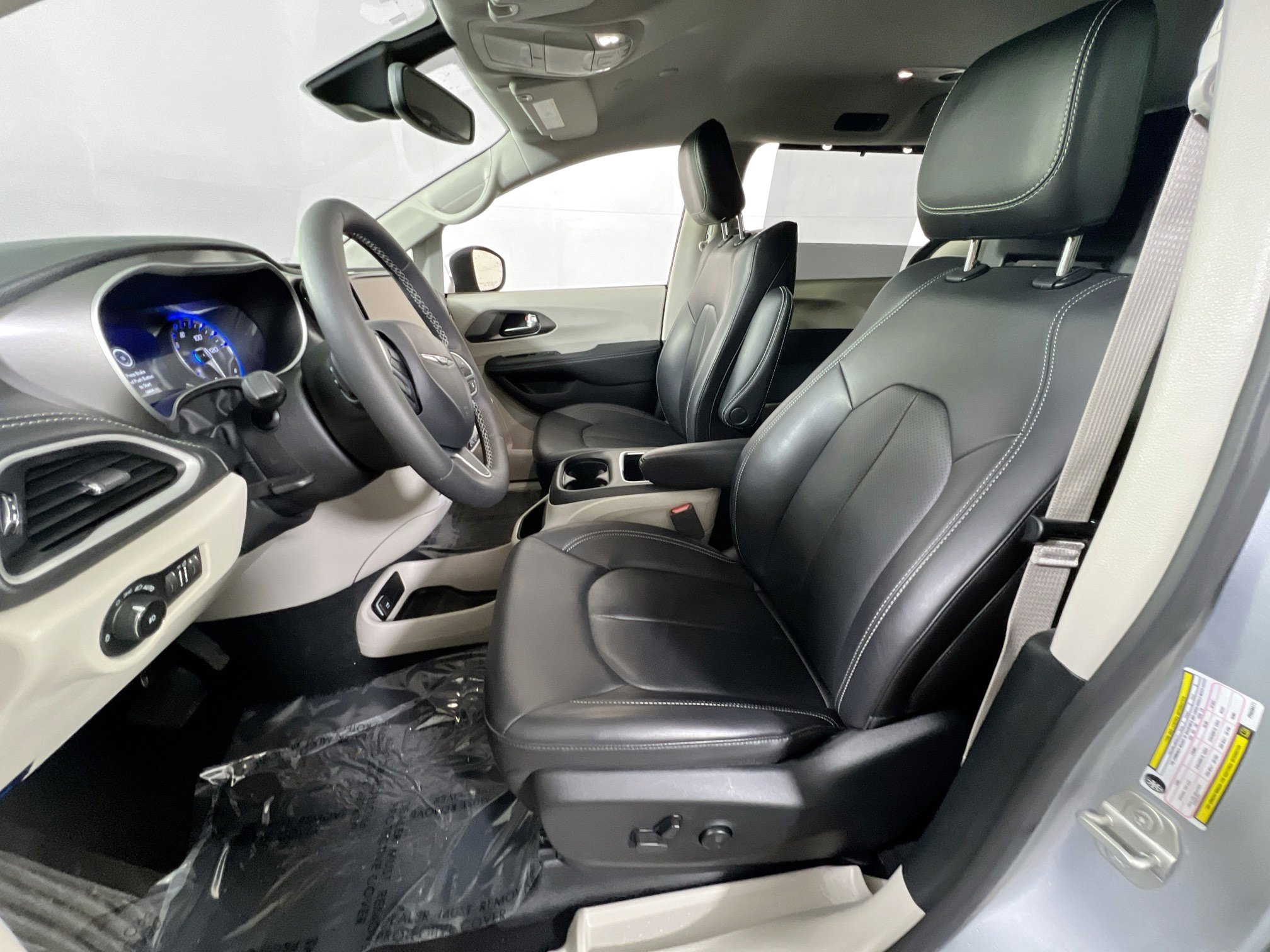 Used 2023 Chrysler Pacifica Touring-L w/ Uconnect Theater Family Group image 21