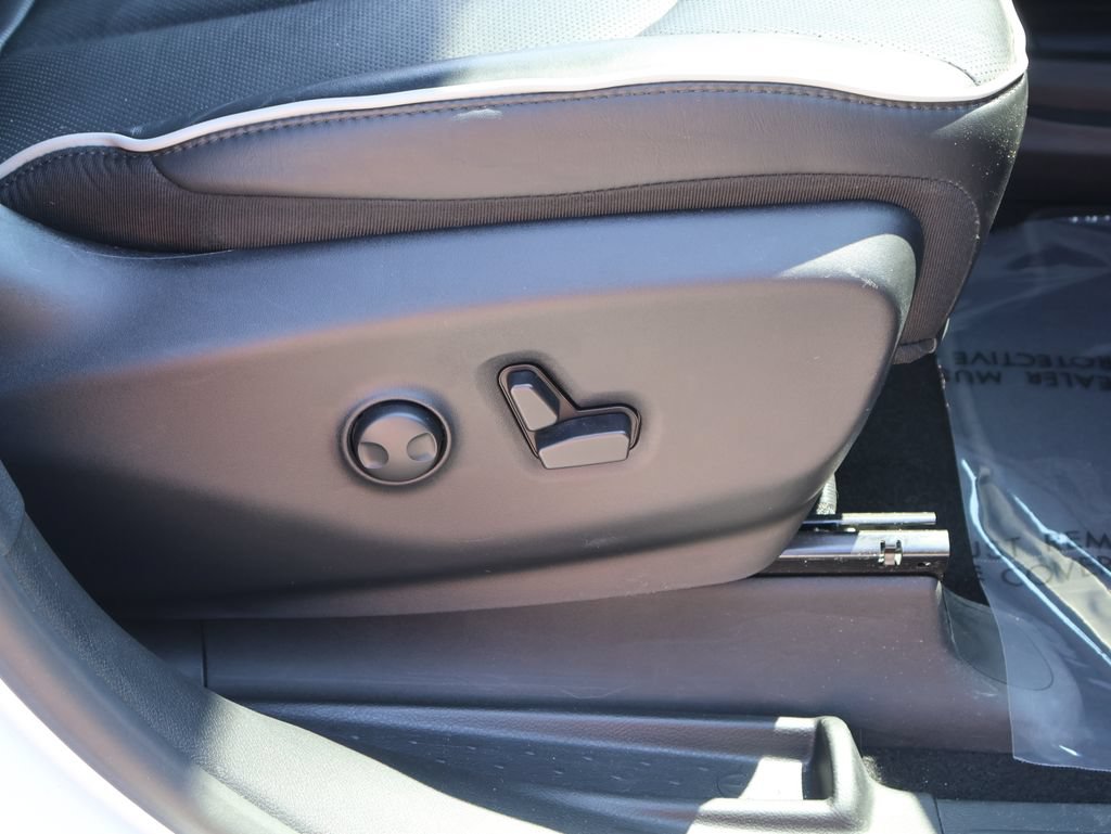 Used 2025 Chrysler Pacifica Limited FWD image 9