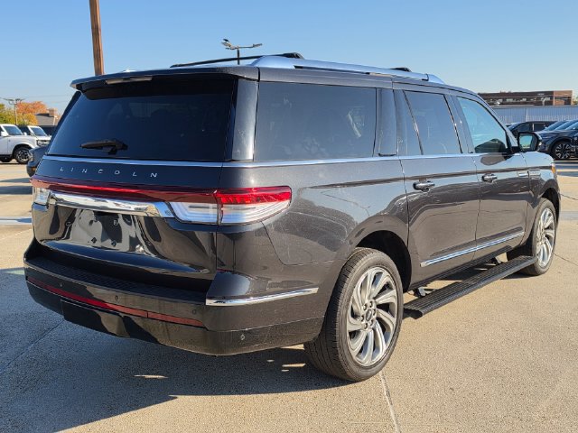 Used 2023 Lincoln Navigator L Reserve AWD/4WD image 3