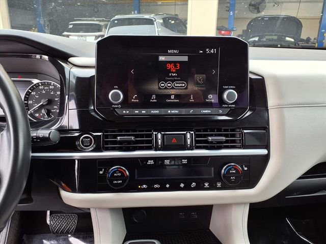 Used 2024 Nissan Pathfinder SV image 18