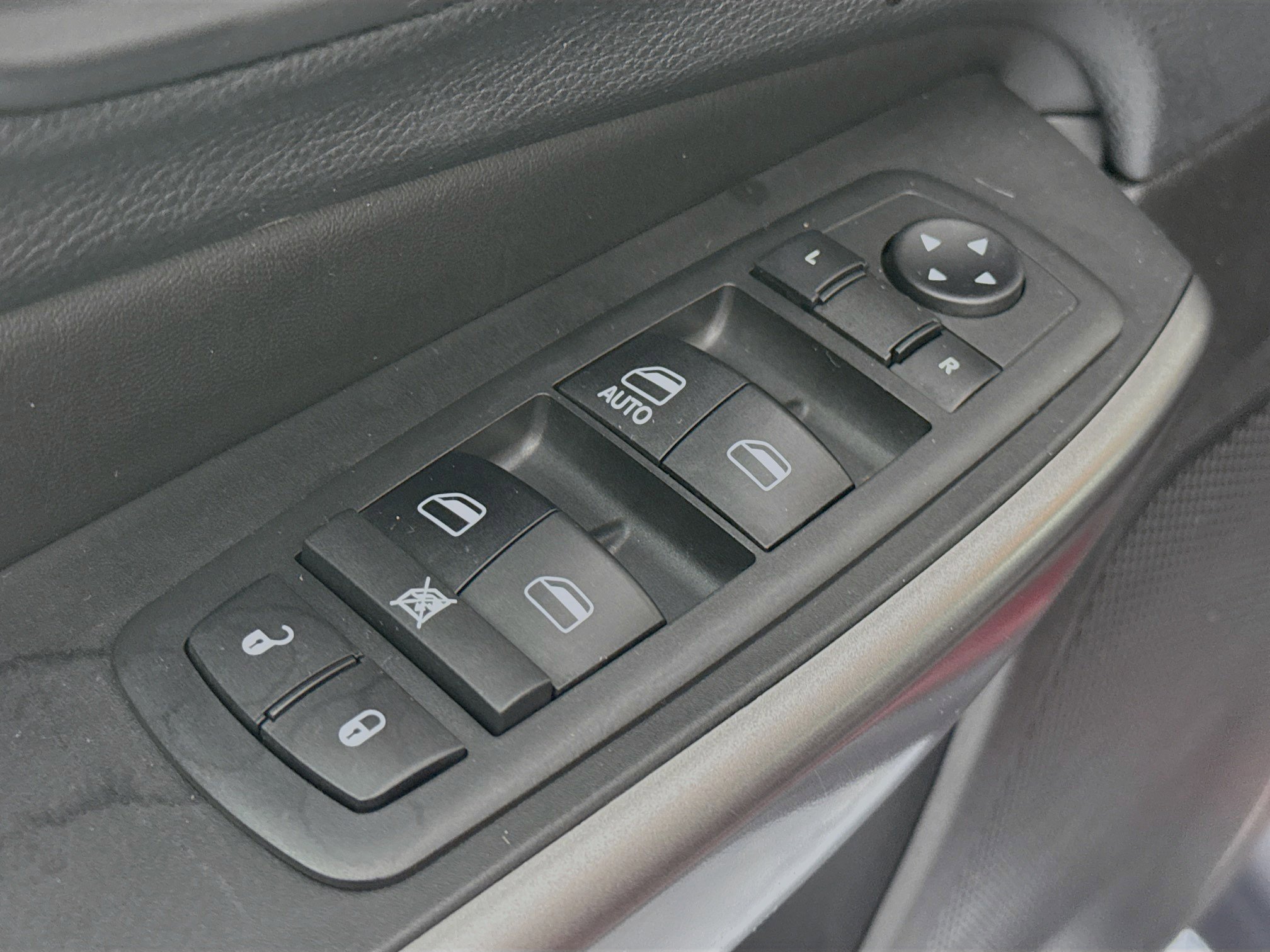 Used 2019 Jeep Cherokee Latitude w/ Cold Weather Group image 17