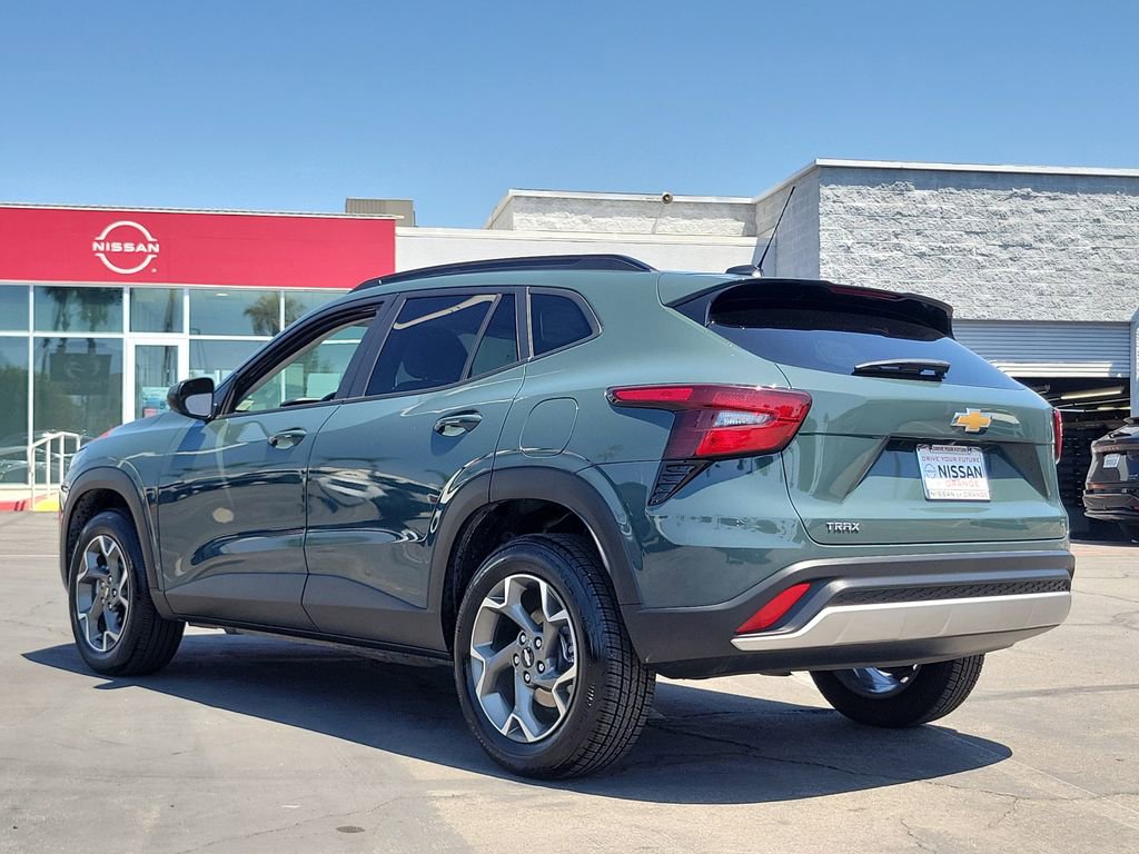Used 2025 Chevrolet Trax LT FWD image 2