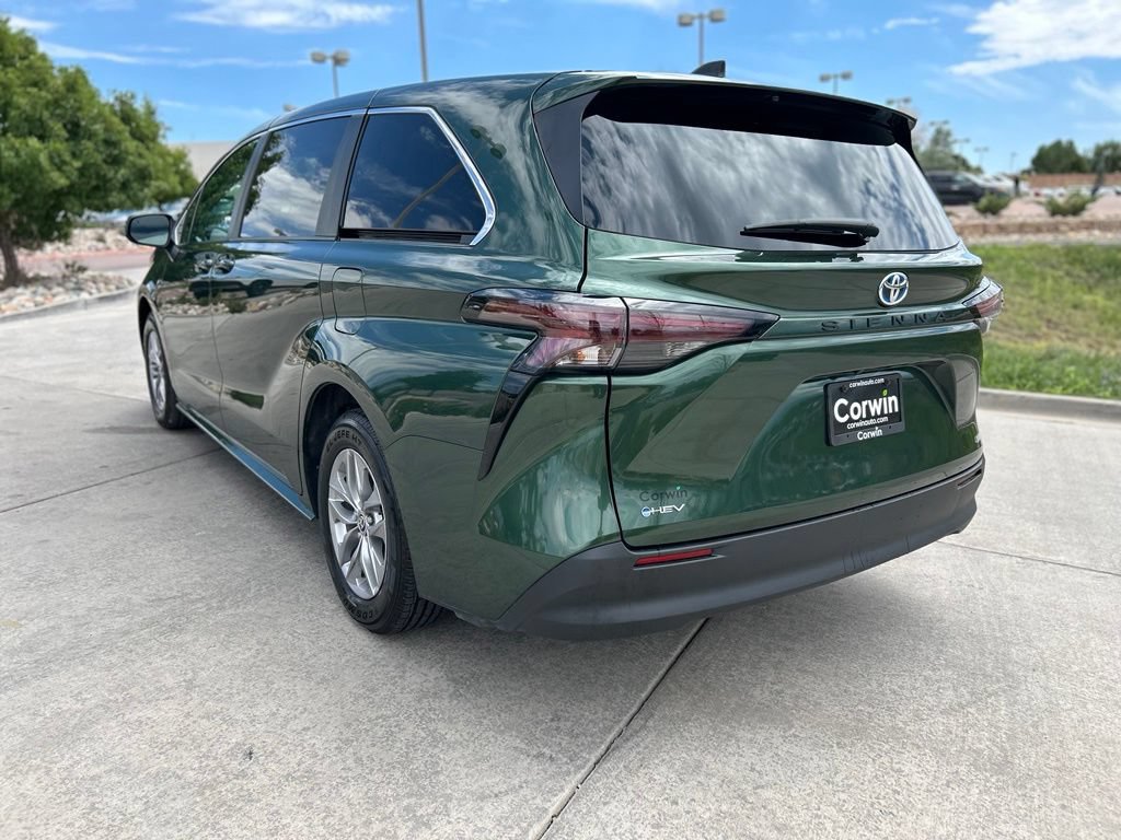 Used 2025 Toyota Sienna LE FWD image 5