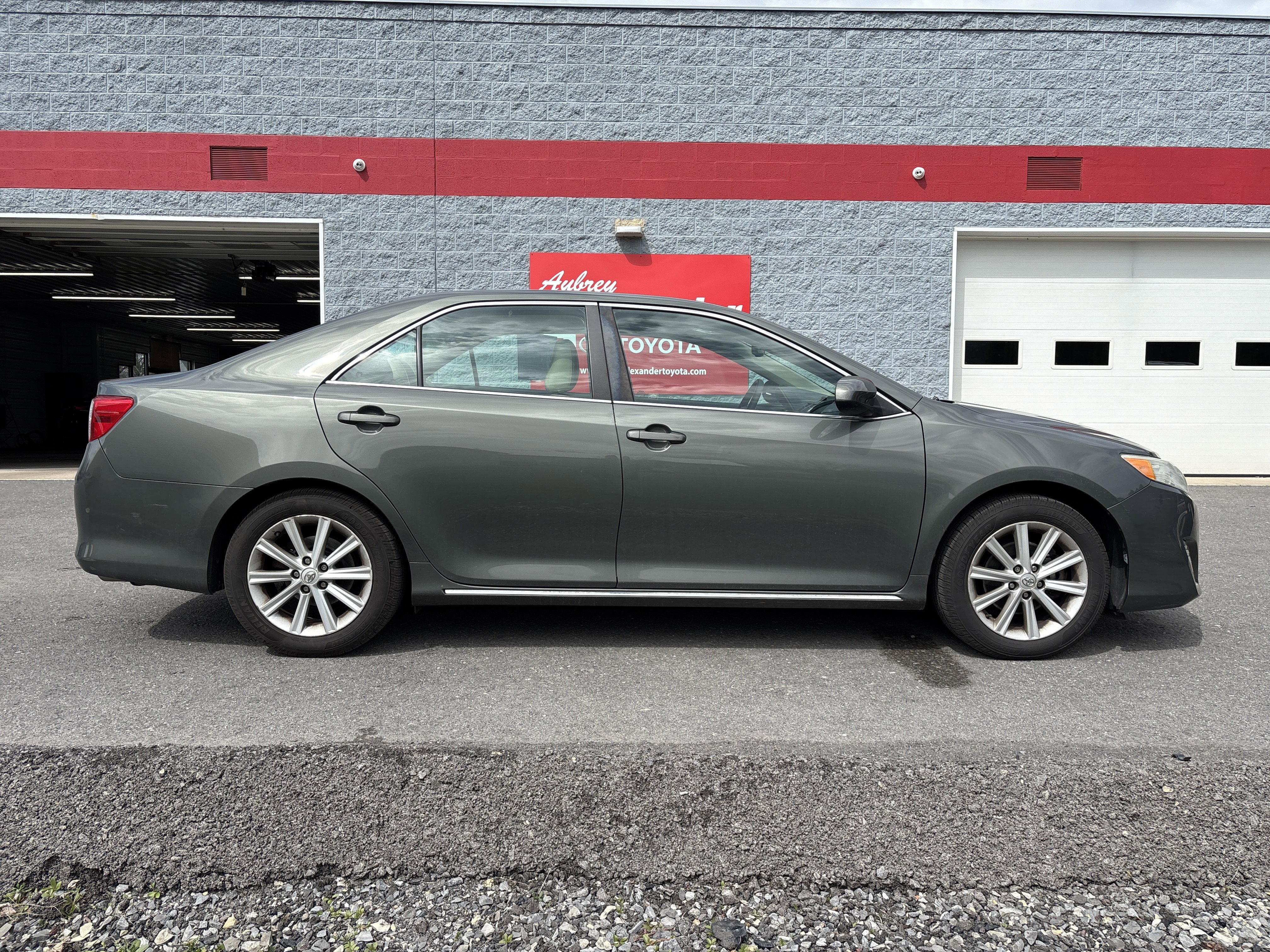 Used 2013 Toyota Camry XLE w/ Convenience Pkg video 2