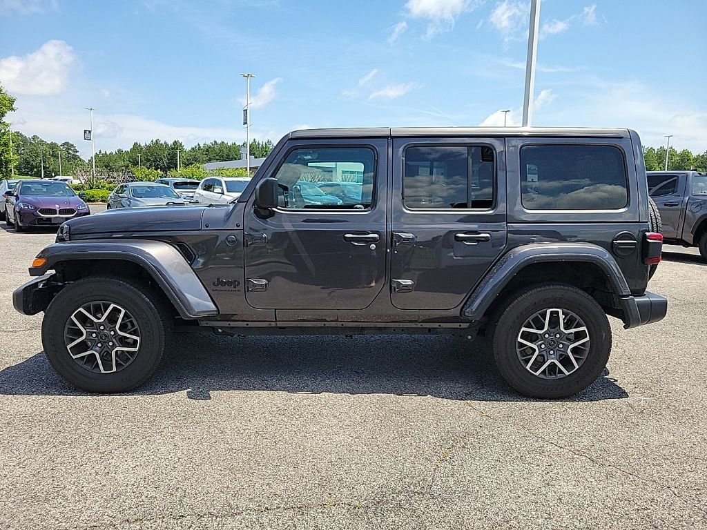 Used 2025 Jeep Wrangler Unlimited Sahara AWD/4WD image 4
