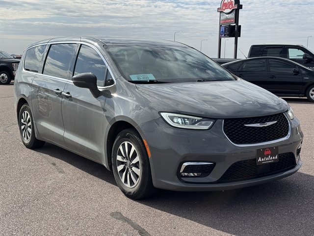 Used 2022 Chrysler Pacifica Touring-L FWD image 3