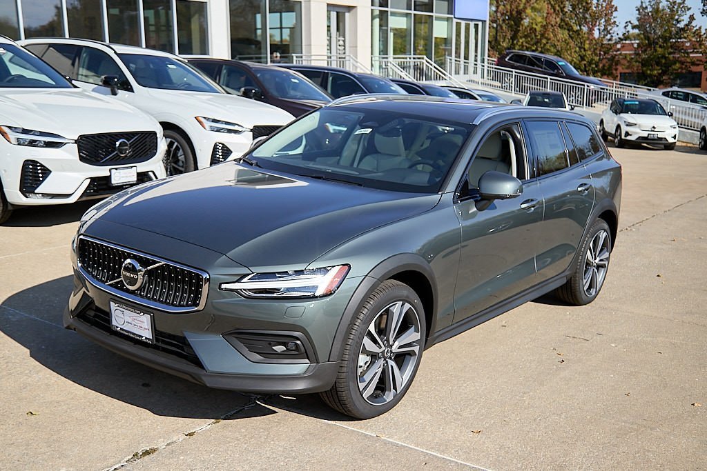 New 2026 Volvo V60 B5 Cross Country Plus w/ Climate Package image 6