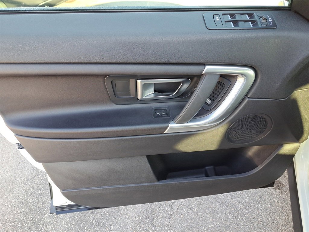 Used 2019 Land Rover Discovery Sport SE image 16