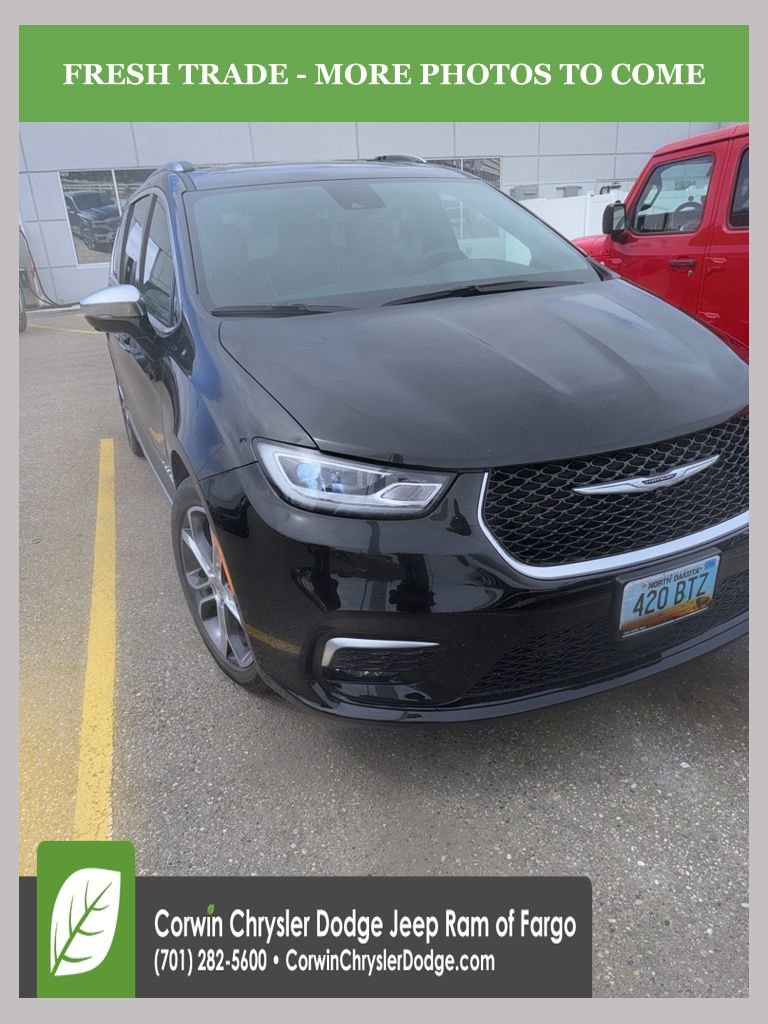 Used 2024 Chrysler Pacifica Pinnacle FWD image 1