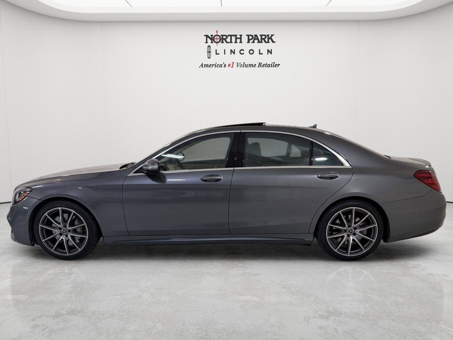 Used 2020 Mercedes-Benz S 560 Sedan image 2